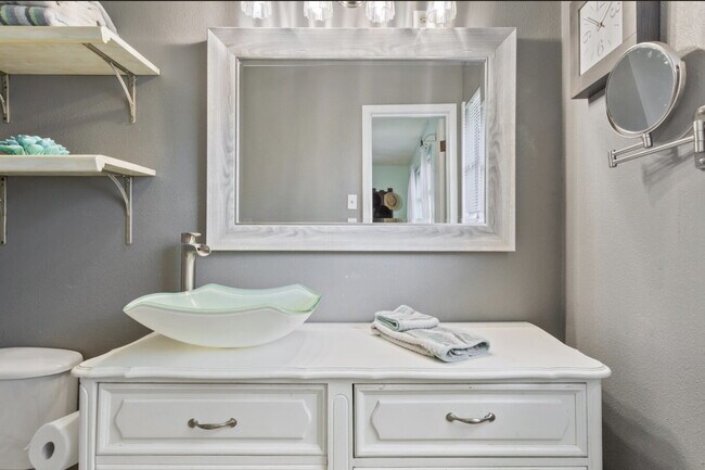 Building Photo - Charming Oak-Shaded Retreat in Woodway’s Coveted Bird Streets with Versatile Living Spaces & Work...