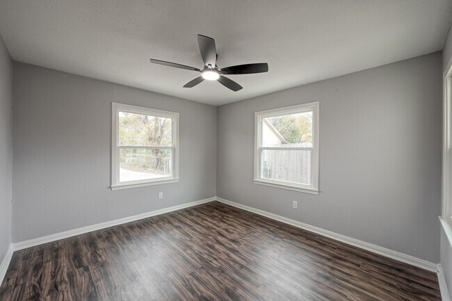 Building Photo - 513 Barkley St