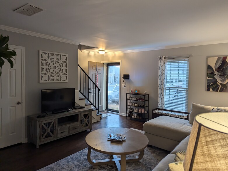 Family Room Entry - 106 Brentwood Pointe