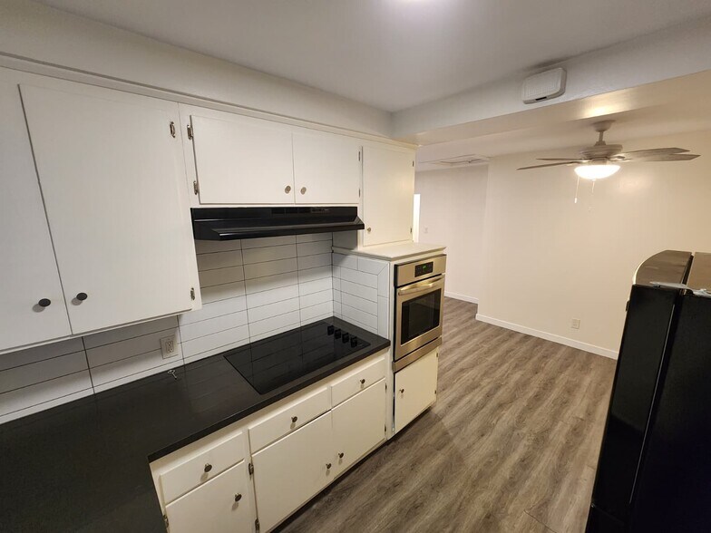 Building Photo - 701 S Osage Ave