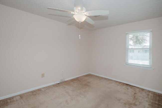 Building Photo - Beautiful 3-Bedroom Townhome in Convenient West Ashley Location!