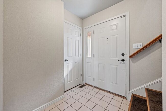 Building Photo - Beautiful 4-Bedroom Home in Lakewood with Finished Basement & Private Backyard