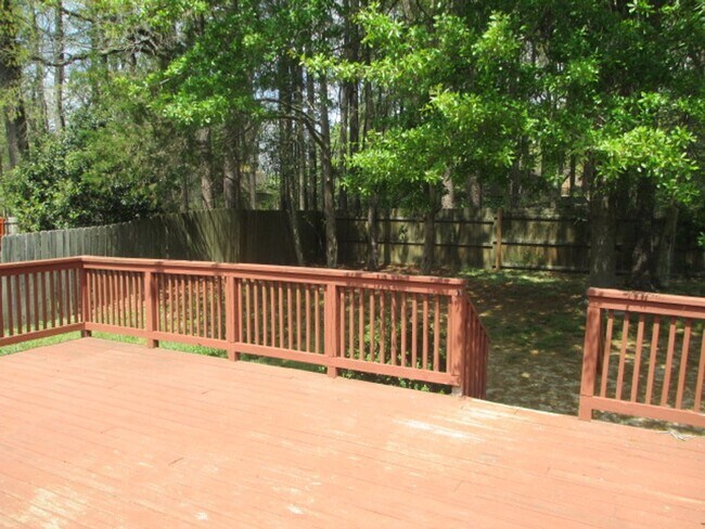 Building Photo - Wonderful 3 bedroom, 2 bathroom, home with fenced in yard! Available December 21, 2025!