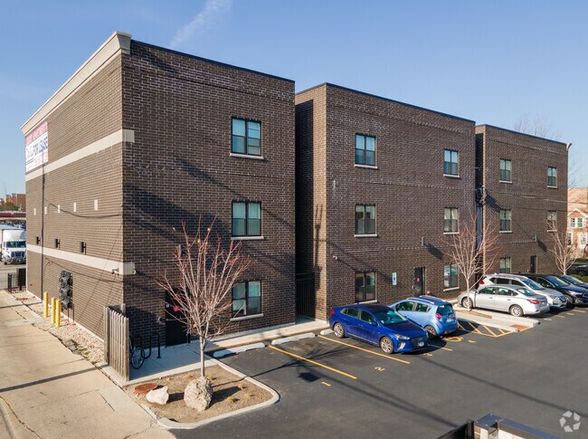 Building Photo - 4015 N Narragansett Ave