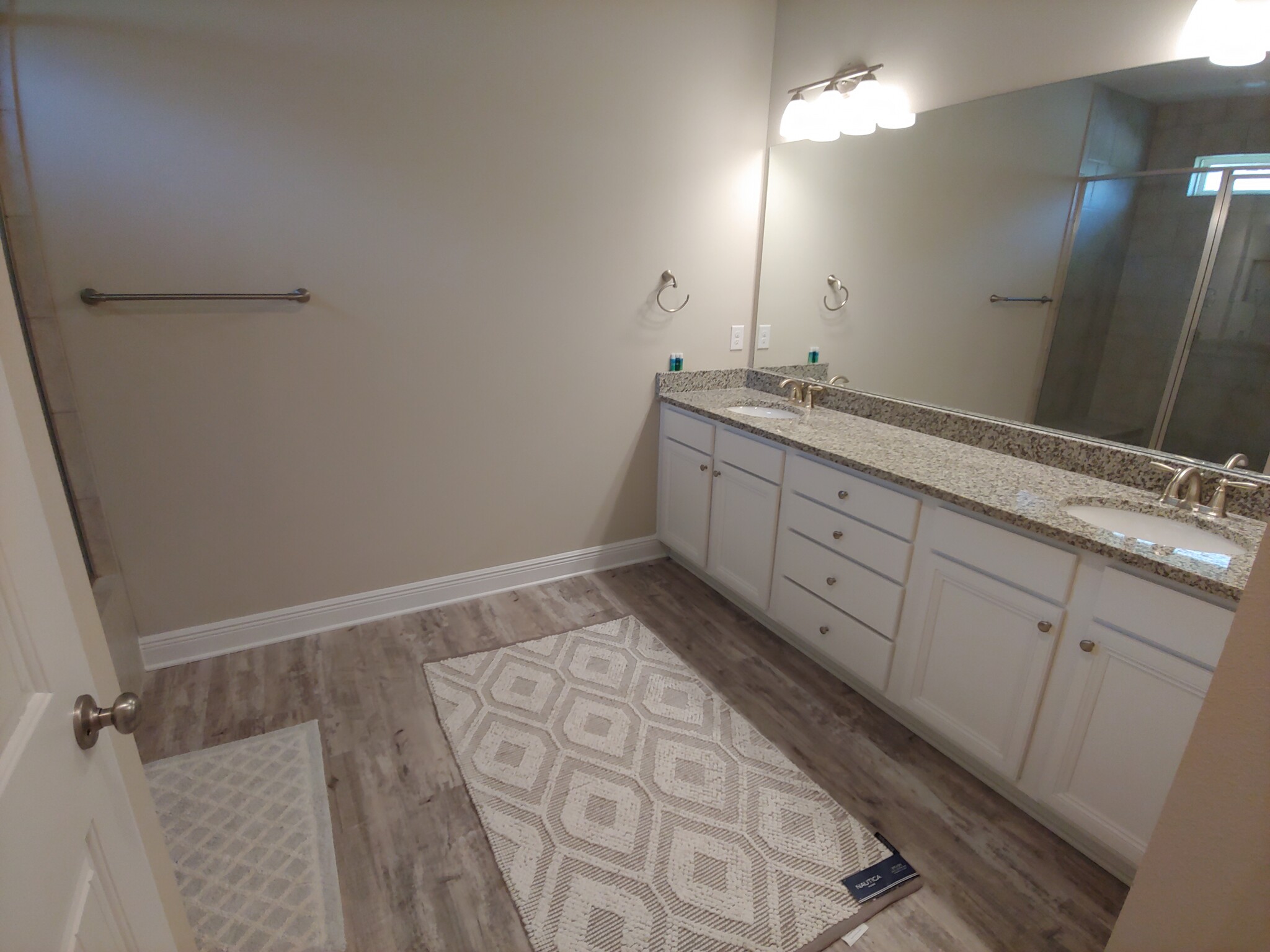 Master bathroom - 133 Stonegate Drive