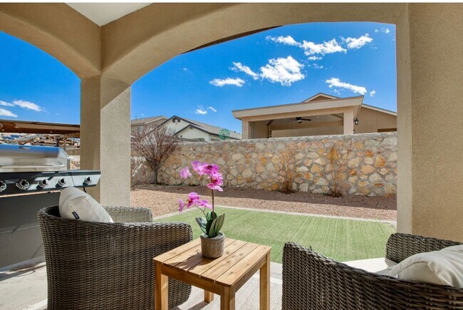 Building Photo - Furnished Eastside Beautiful 3 bed/2 baths for RENT Utilities & Wi-Fi INCLUDED