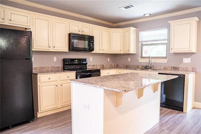 Building Photo - Ready to rent for Summer 2026 | 3 bed, 3 bath