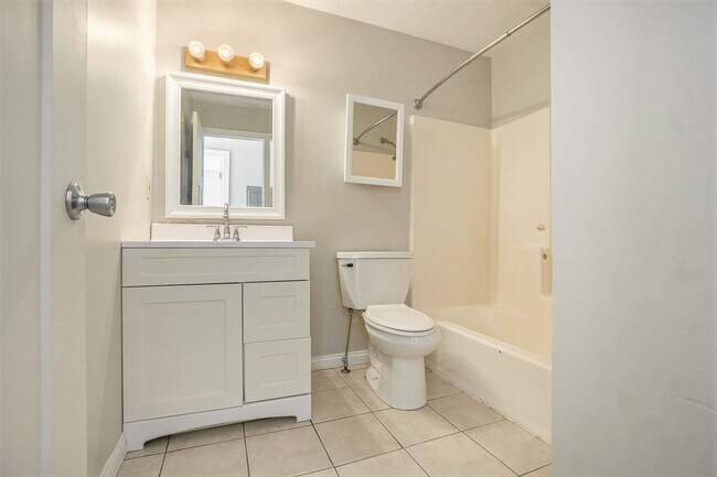 Building Photo - Charming, fully remodeled 2-Bed/1-Bath Par...