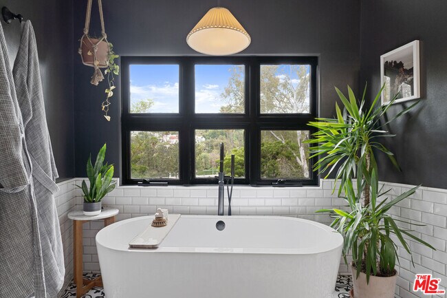 Building Photo - 2065 Watsonia Terrace