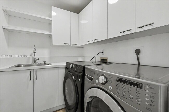 Building Photo - 731 Crandon Blvd