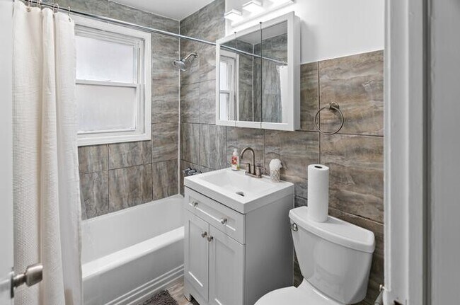 Building Photo - 2823 W Balmoral Ave