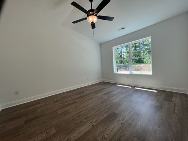 Building Photo - MOVE IN READY