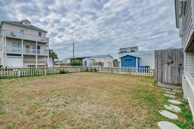 Building Photo - FURNISHED OFF-SEASON MONTHLY RENTAL-STARTI...
