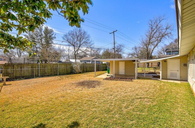 Building Photo - 1515 Corona Dr
