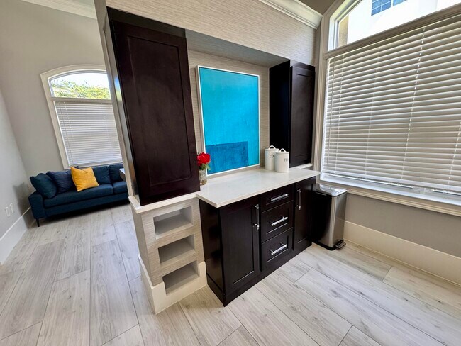 Building Photo - 9857 Baywinds Blvd