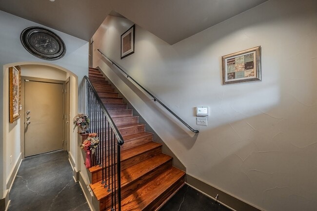 Building Photo - 6350 Oriole Dr