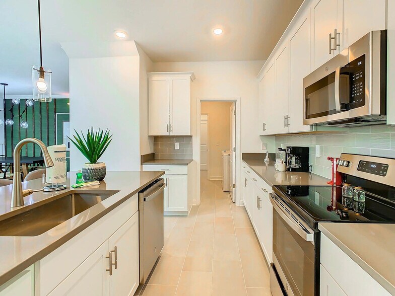 Building Photo - 8912 Takeaway Wy