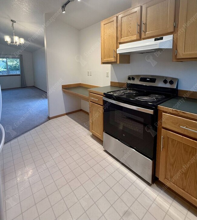 Building Photo - Single-Level Living in a Prime NE Bend Location