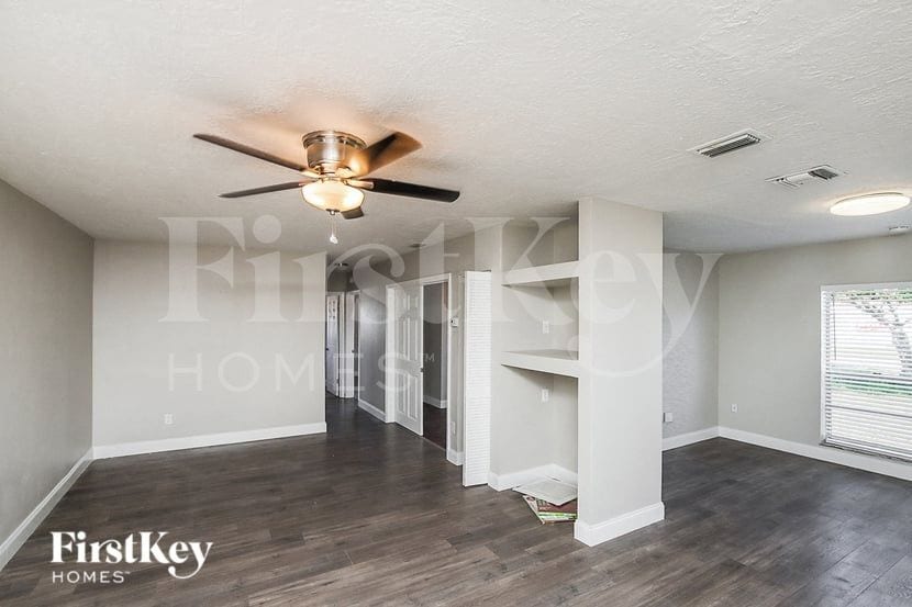 Building Photo - 990 Badger Dr NE