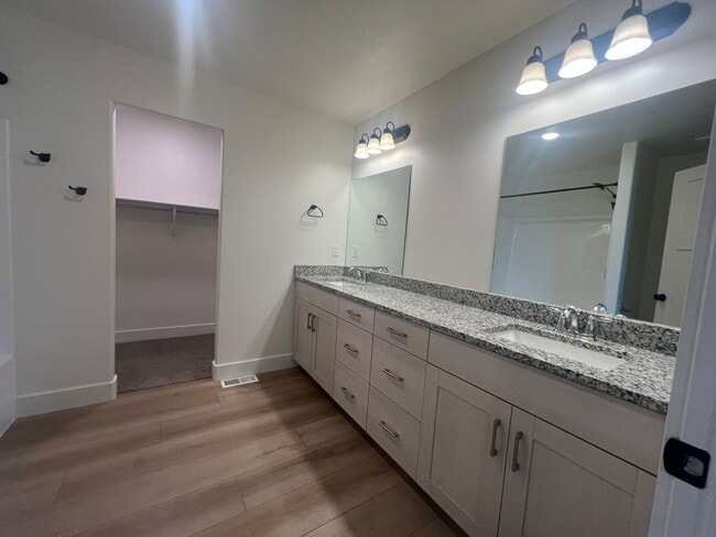 Building Photo - Beautiful Home Built in 2024, Upstairs