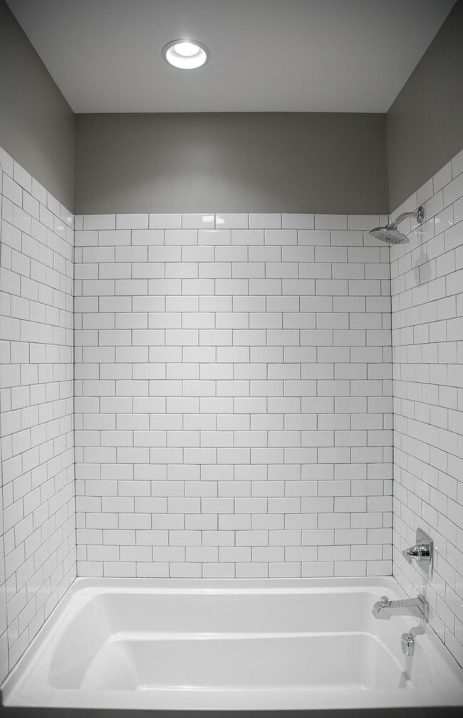 Building Photo - 3 Bed, 3.5 Bath Home w/ 2 Car Garage in East Nashville