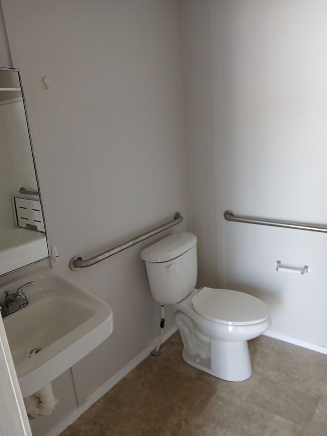 Building Photo - Naples 3/2 updated home