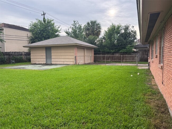 Building Photo - 4013 Newshire Dr