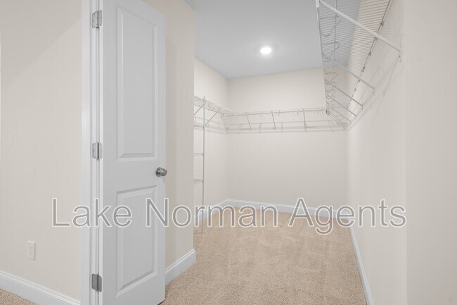 Building Photo - 196 Longleaf Dr