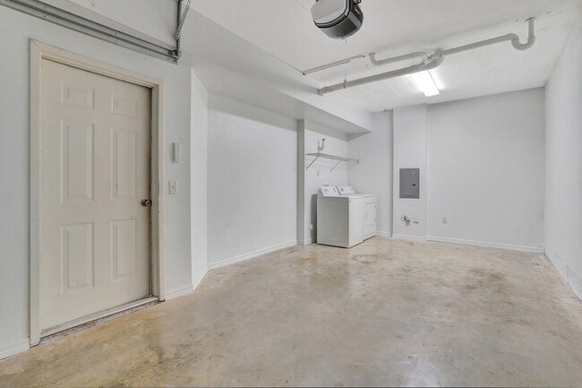 Building Photo - 270 Crestwood Cir