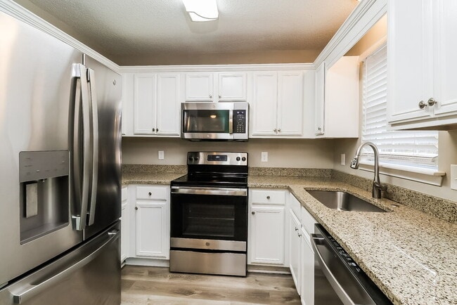 Building Photo - 4706 Avalon Forest Ln