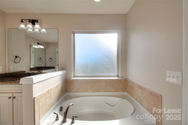 Building Photo - 1444 Ridgehaven Rd