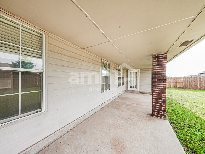 Building Photo - 316 SW 40th St