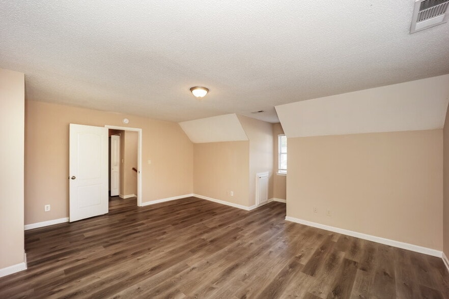 Building Photo - 255 Summer Hill Cir