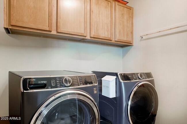 Building Photo - 208 W Portland St