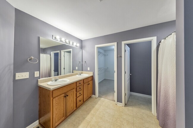 Building Photo - 179 Holbrook Dr