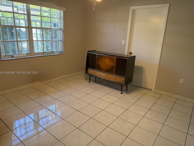 Building Photo - 2912 SW 38th Ct