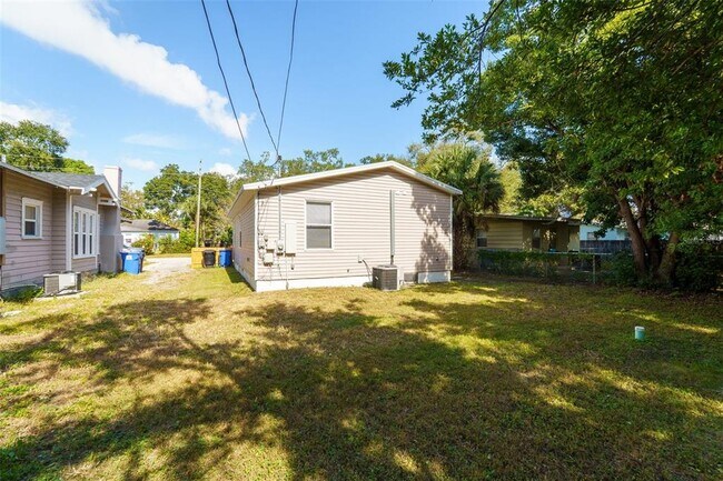 Building Photo - 2300 17th Ave S