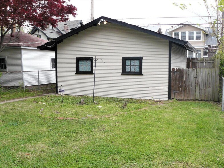 Building Photo - 10 Lawn Pl