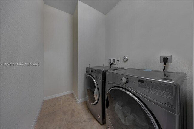 Building Photo - 932 Banyan Dr