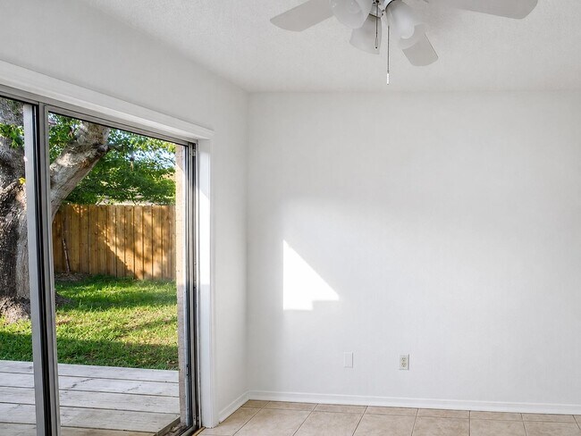 Building Photo - 405 Island View Cir