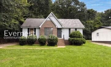Building Photo - 3 Bed, 2 Bath Home with Deck and Off-Street Parking / Pet-friendly / Available Now!
