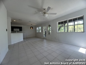 Building Photo - 568 Lake Forest
