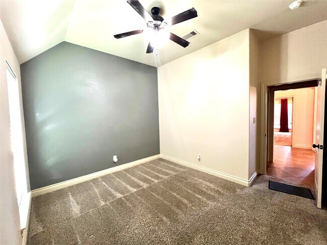 Building Photo - 2801 Field Hollow Dr