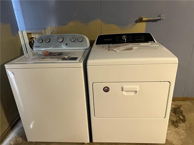 Building Photo - 604 Hill Cove