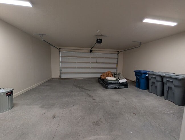 Building Photo - 951 N Main St