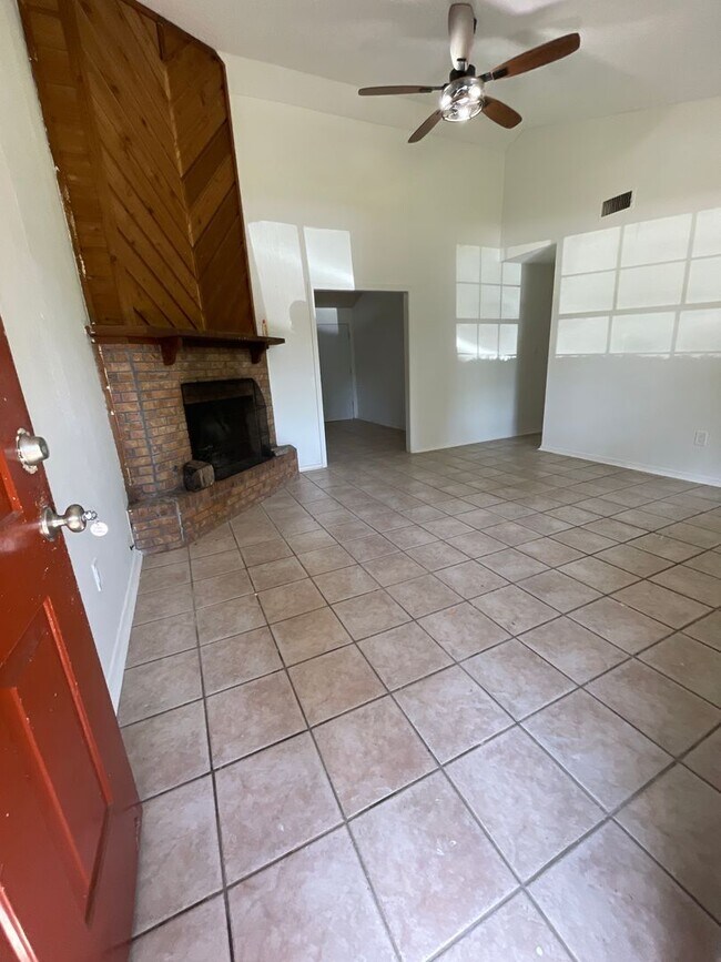 Building Photo - Western Hills 3 Bedroom Home