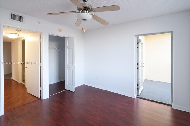 Building Photo - 520 SE 5 Ave