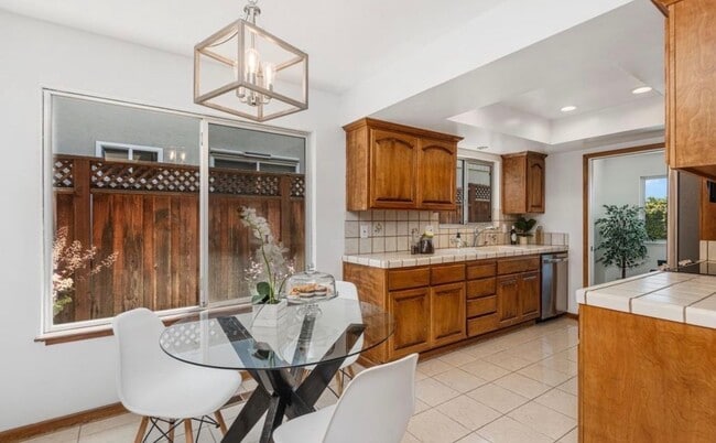 Building Photo - 483 Ontario Dr