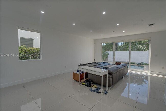 Building Photo - 9870 NW 74th Terrace