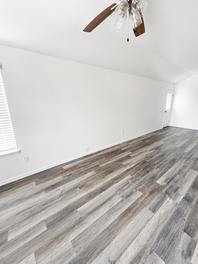 Building Photo - 705 Kimble Dr